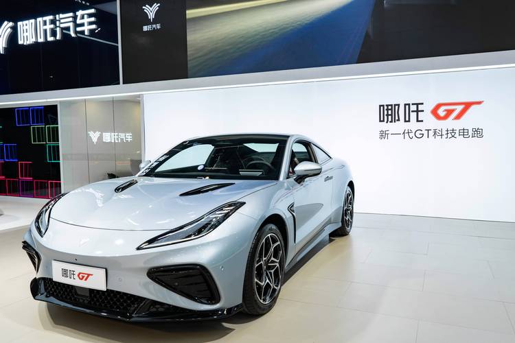 深圳183哪吒汽车在智能汽车领域的表现，领途汽车在新能源汽车市场中的影响力